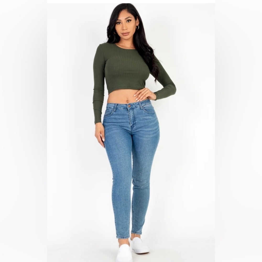 NWT Capella Long Sleeve Round Neck Basic Crop Top